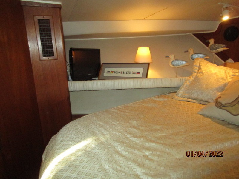 48' Californian guest stateroom port