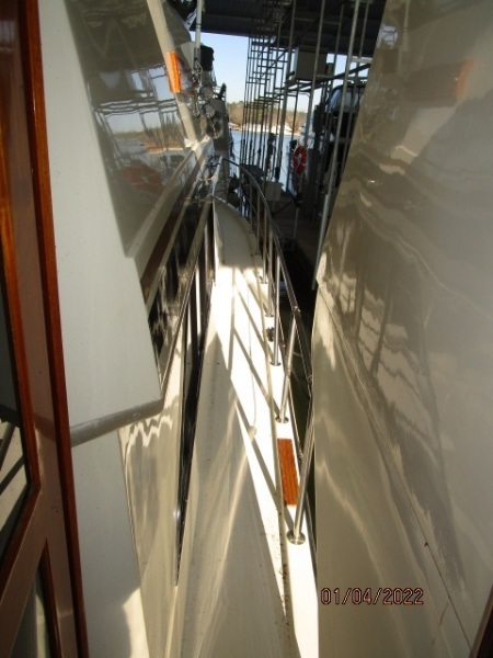 48' Californian starboard side deck2