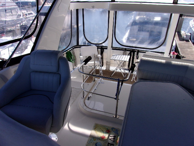 1998 Cruisers Yachts 3650