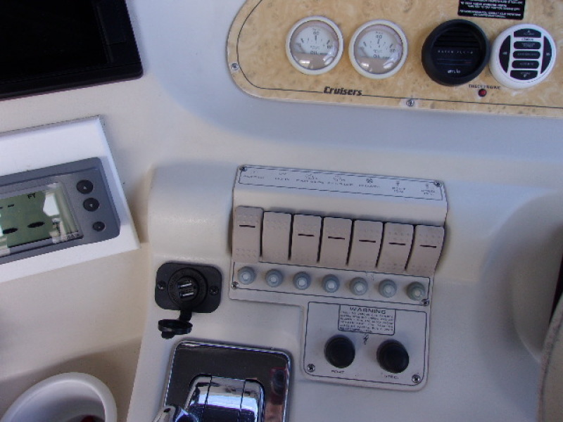 1998 Cruisers Yachts 3650