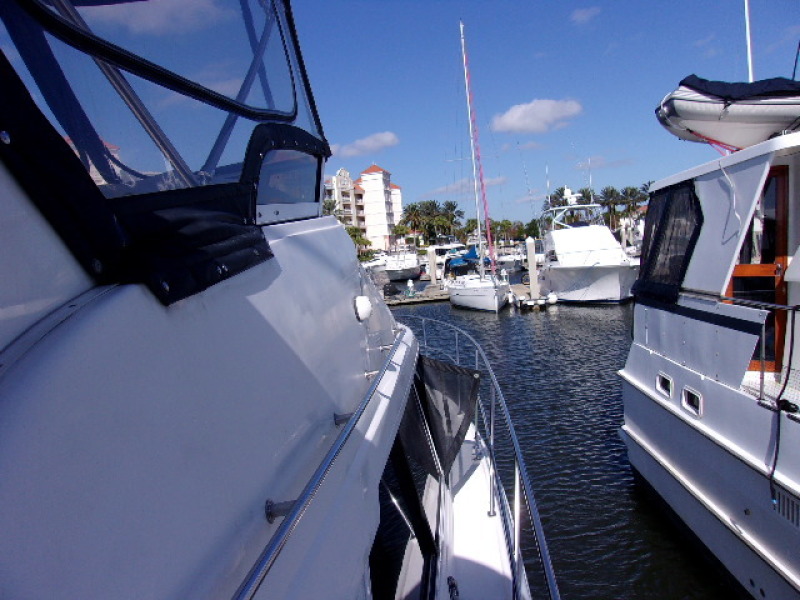 1998 Cruisers Yachts 3650