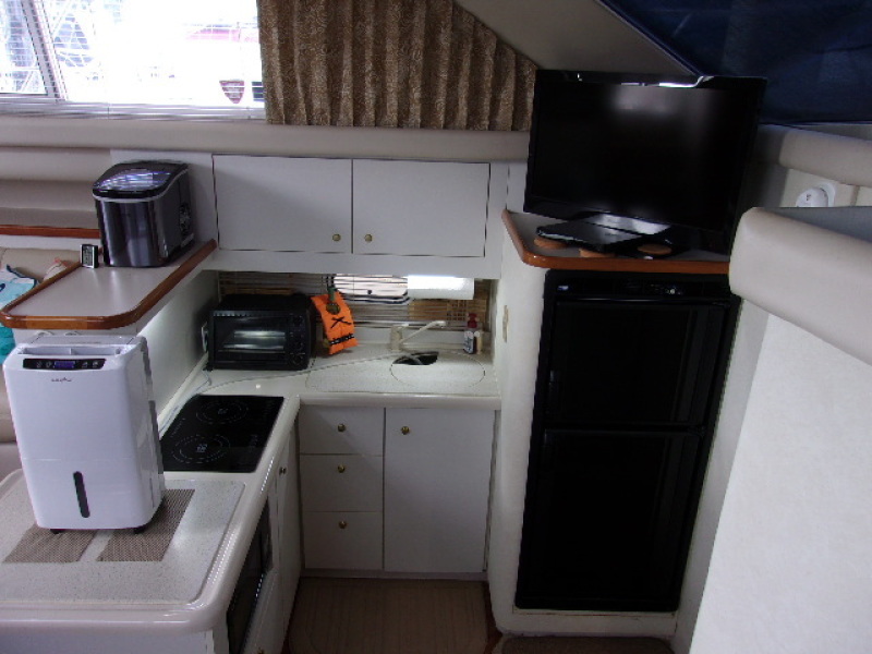 1998 Cruisers Yachts 3650