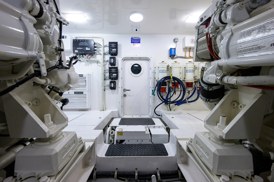 Viking 66 DESPERADO - Engine Room