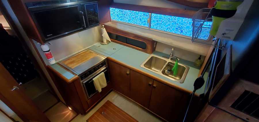 1988 Bayliner 3818