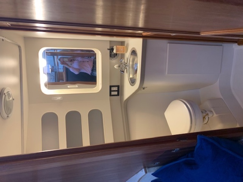 31 Silver Linings 1994 Carver 370 AC Forward Head 1