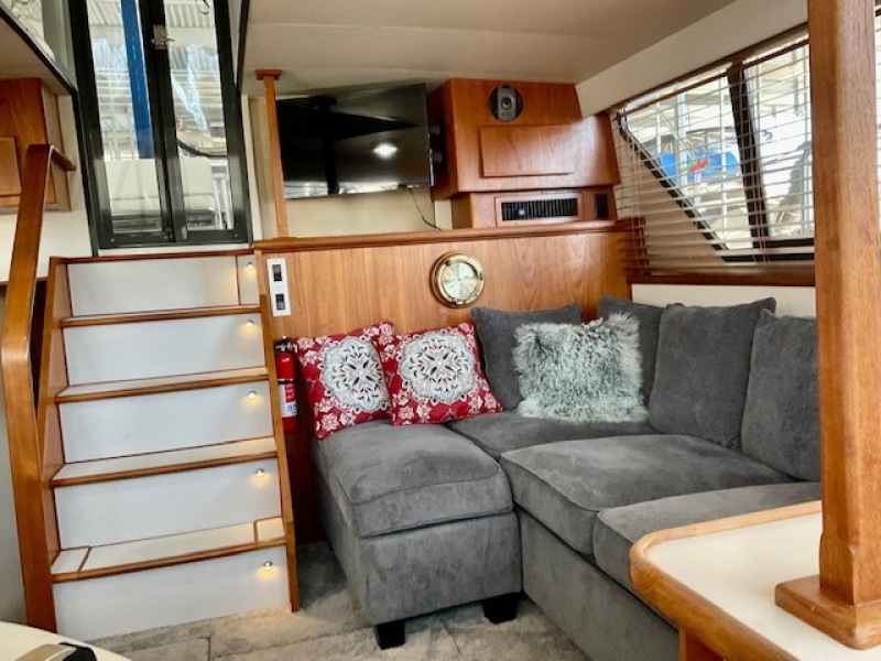 19 Silver Linings 1994 Carver 370 AC Salon 8