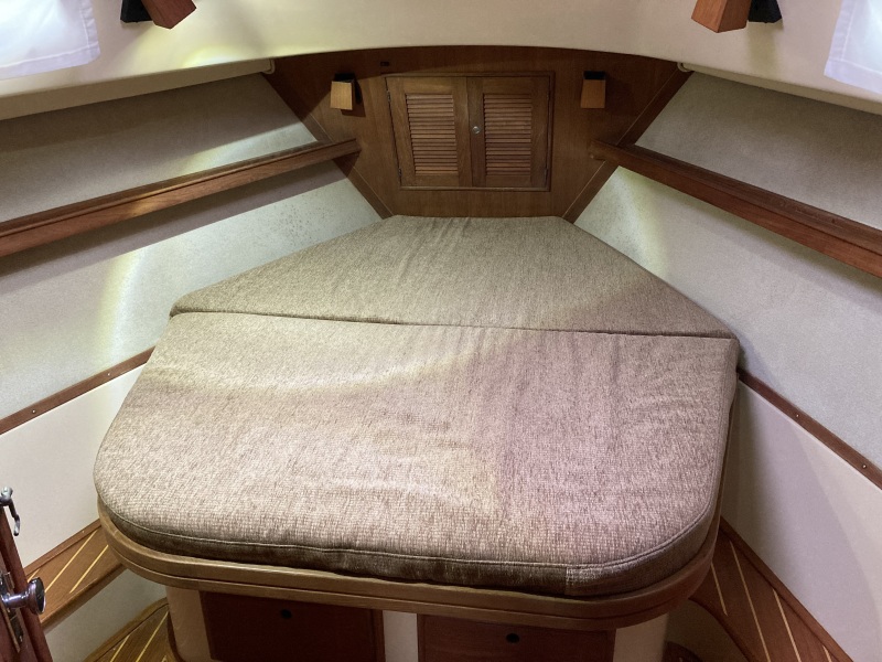Forward queen berth