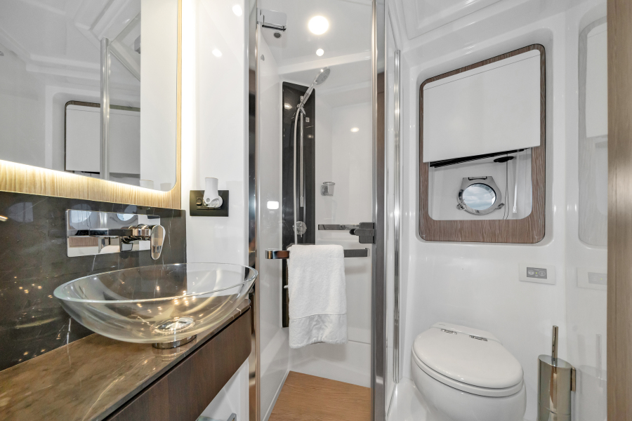Azimut 60 - Why Knot - Head