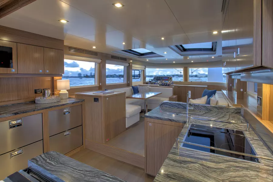 Sirena 58 Coupe Galley Salon