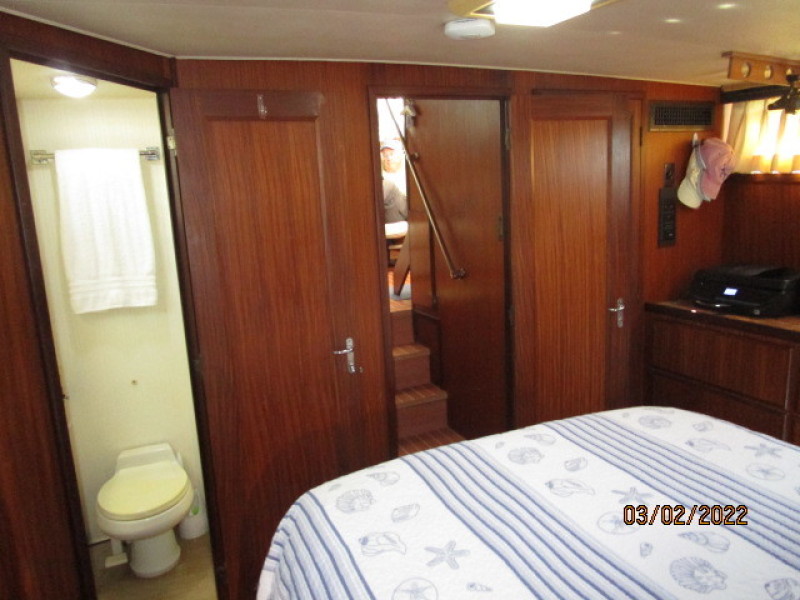 40' Hatteras master stateroom forward