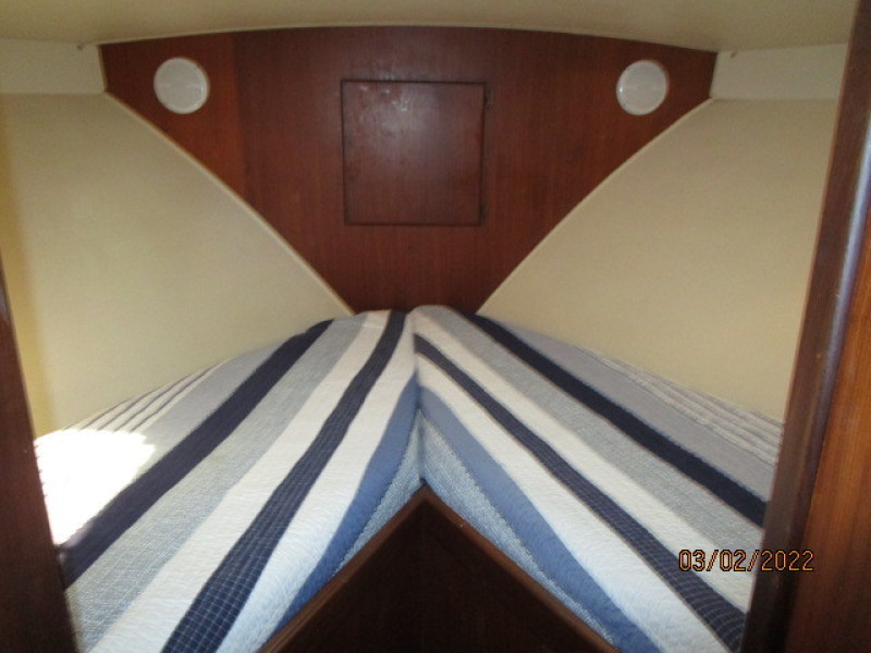 40' Hatteras guest stateroom