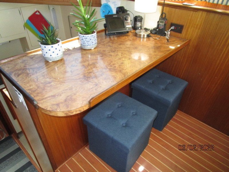 40' Hatteras salon starboard forward