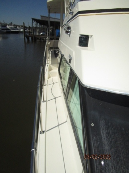 40' Hatteras starboard side deck1
