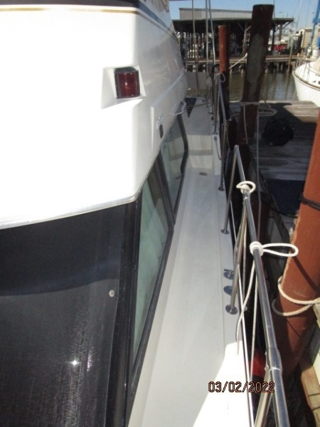 40' Hatteras port side deck1