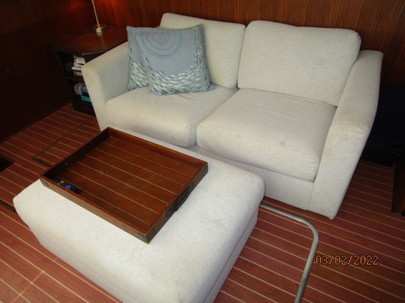 40' Hatteras salon port seating
