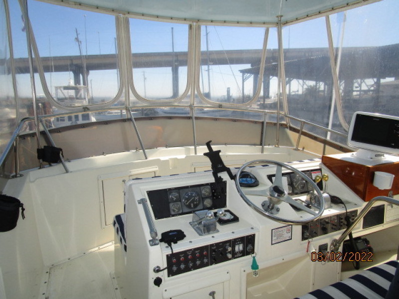 40' Hatteras flybridge forward
