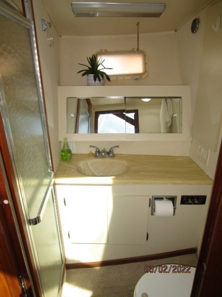 40' Hatteras guest stateroom head