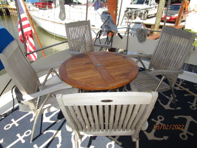 40' Hatteras sundeck seating