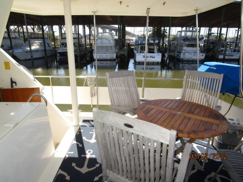 40' Hatteras sundeck starboard