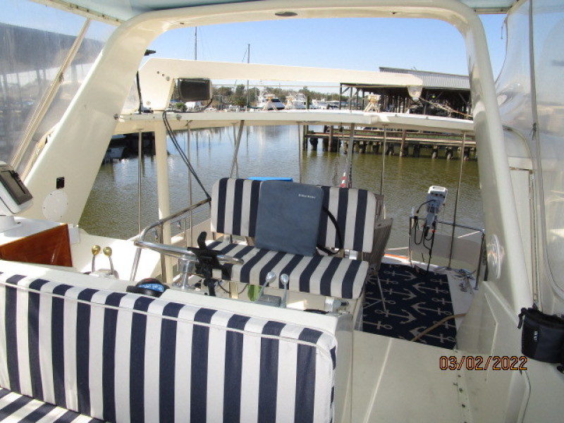 40' Hatteras flybridge aft