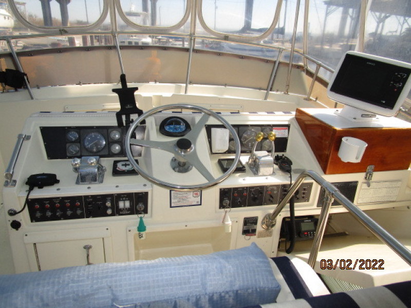 40' Hatteras flybridge helm