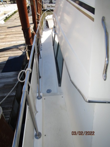 40' Hatteras port side deck2