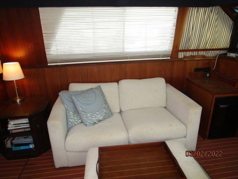40' Hatteras salon port