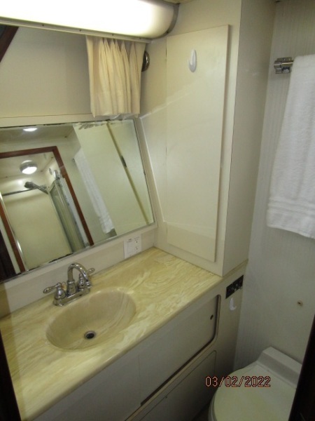 40' Hatteras master stateroom head