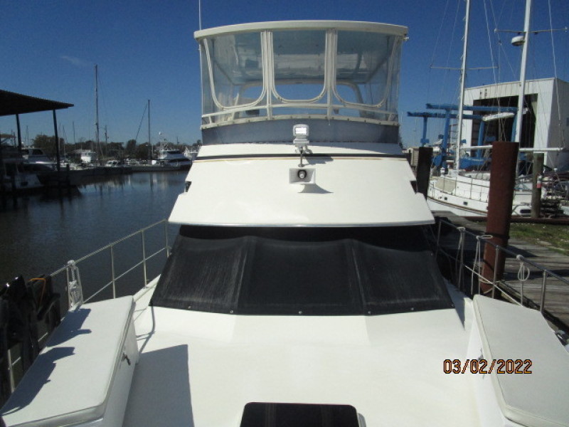 40' Hatteras foredeck aft