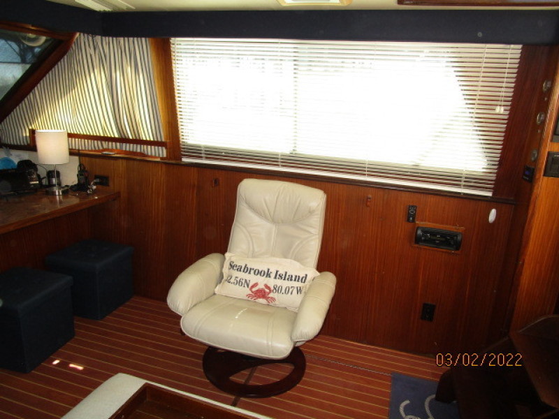 40' Hatteras salon starboard