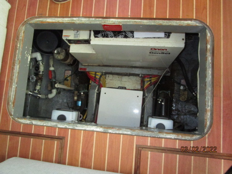 40' Hatteras engine room access