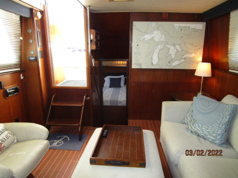 40' Hatteras salon aft