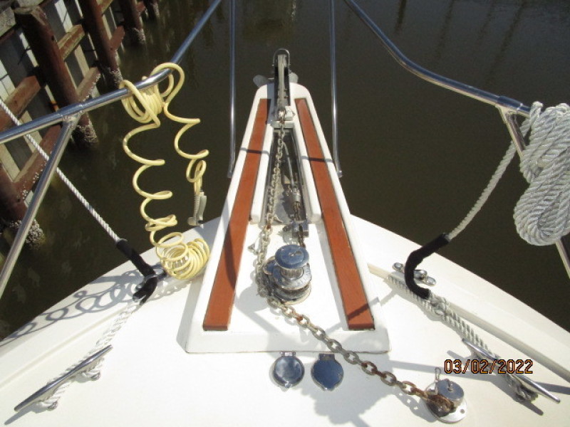 40' Hatteras anchor windlass