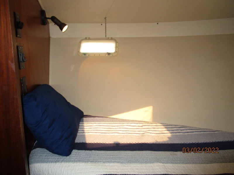 40' Hatteras guest stateroom port