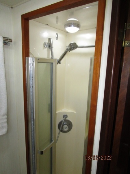 40' Hatteras master stateroom shower