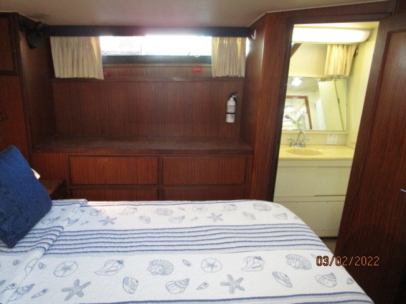 40' Hatteras master stateroom port