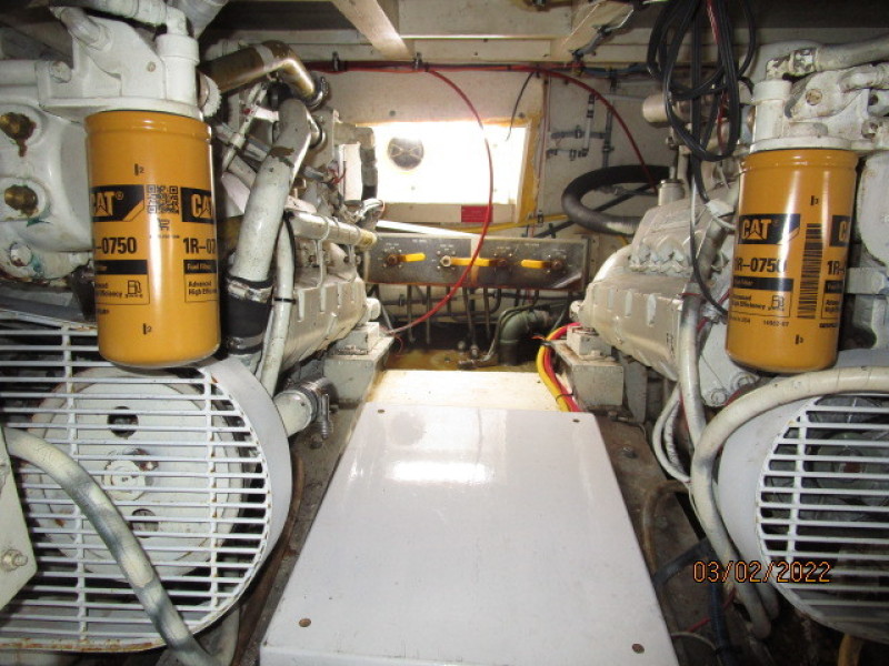40' Hatteras engine room