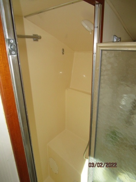 40' Hatteras guest stateroom shower