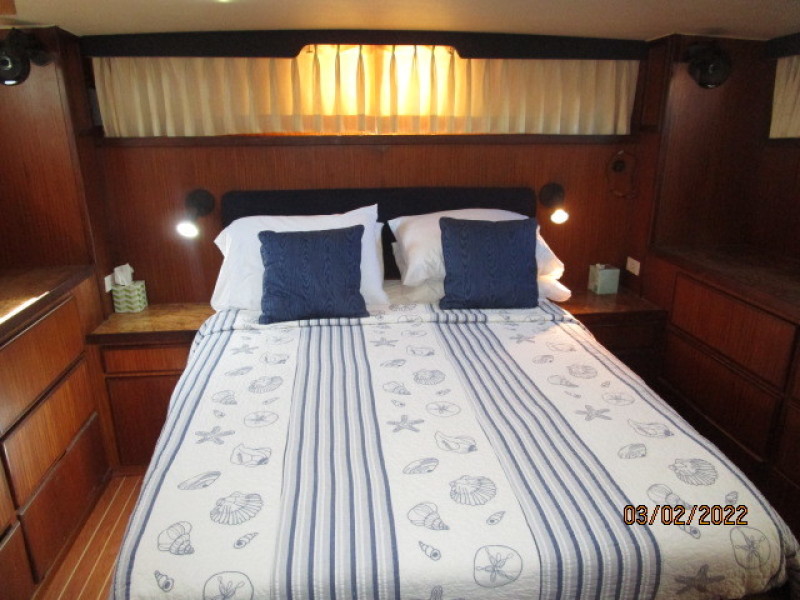 40' Hatteras master stateroom