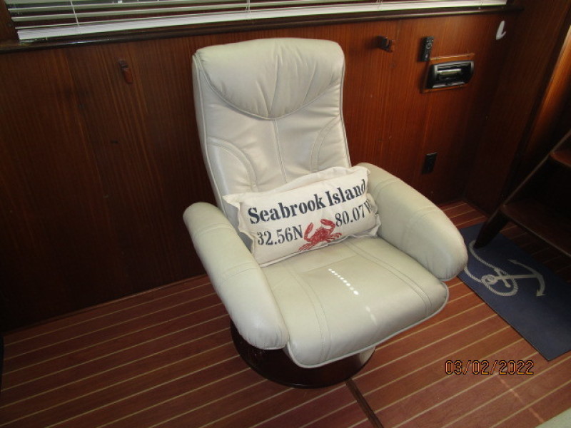 40' Hatteras salon starboard seating
