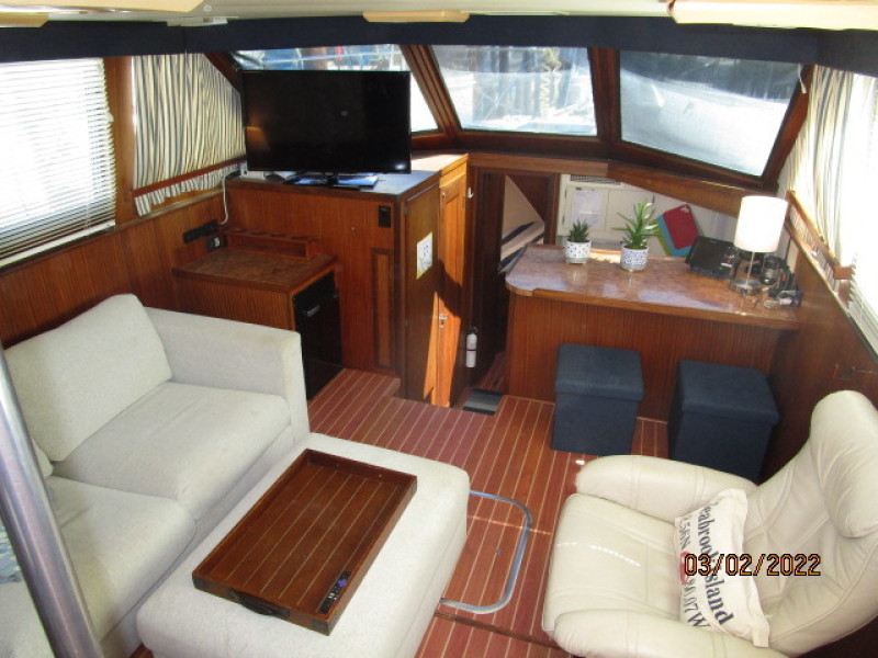 40' Hatteras salon forward