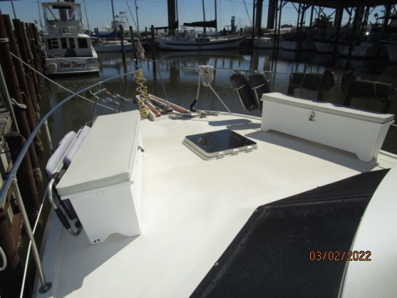 40' Hatteras foredeck1