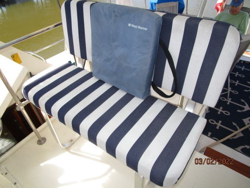 40' Hatteras flybridge helm benchseat