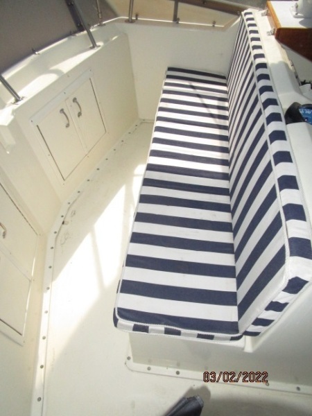 40' Hatteras flybridge forward benchseat