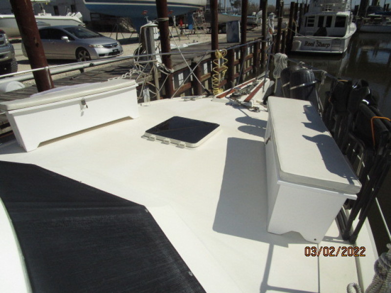 40' Hatteras foredeck2