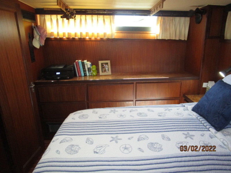 40' Hatteras master stateroom starboard