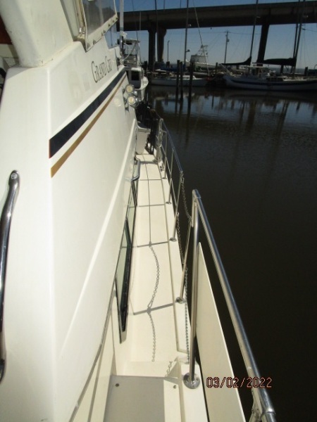 40' Hatteras starboard side deck2
