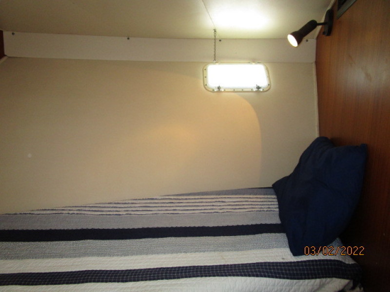 40' Hatteras guest stateroom starboard
