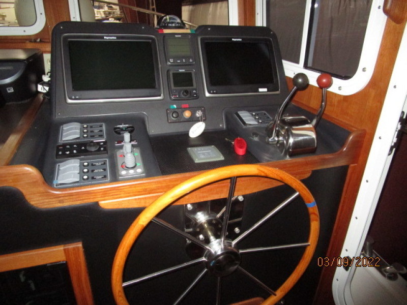 34' American Tug pilothouse helm1