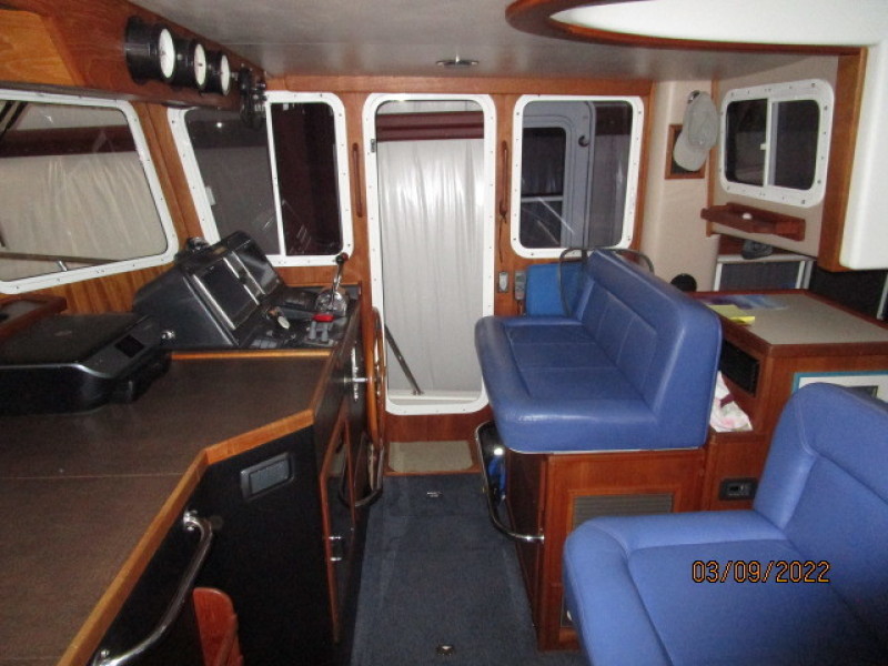 34' American Tug pilothouse starboard